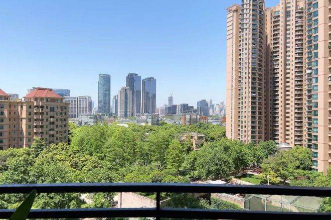 Morden 2brs with balcony in Lujiazui 