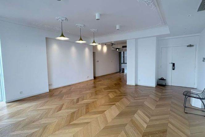 4 Brs, 2 Baths, 300 sqm with Open Balcony, Floor Heating @ Changshu rd station L7