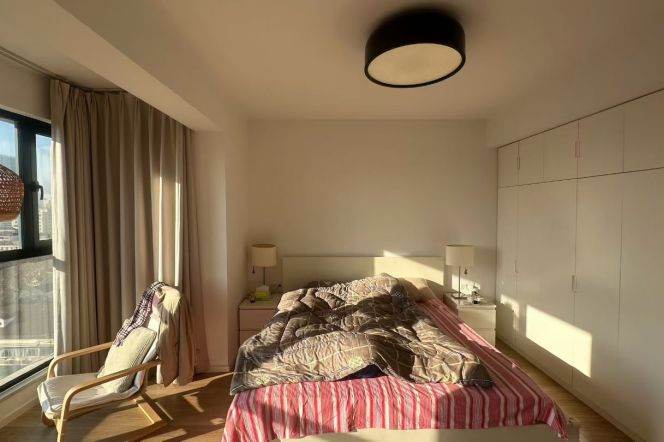 Floor to ceiling windows 2+1br with Heating/Balcony near Line 1/10/12 South Shanxi Road St.