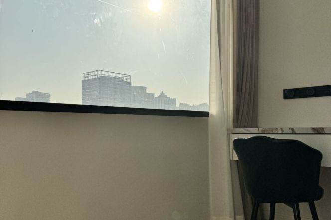 Impressive bright 1BR Apt| All south |  Loushanguan rd Metro 12.2K