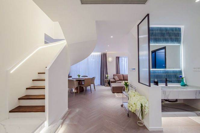 4 Brs, 3 Baths, 250 sqm with Private Yard @ Yaohong rd station L15