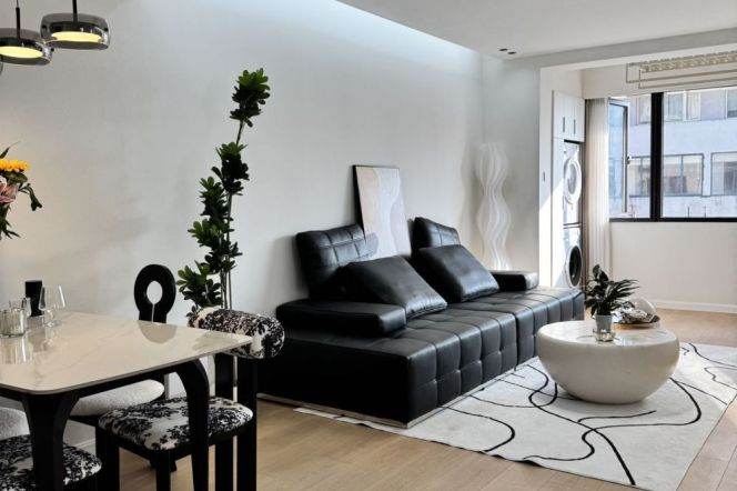 Impressive bright 1BR Apt| All south |  Loushanguan rd Metro 12.2K