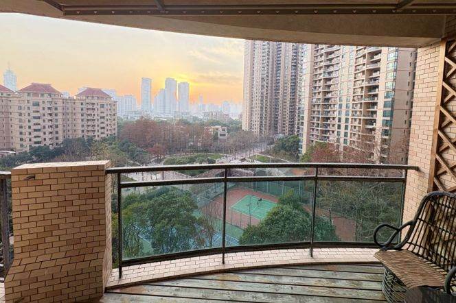 Morden 2brs with balcony in Lujiazui 