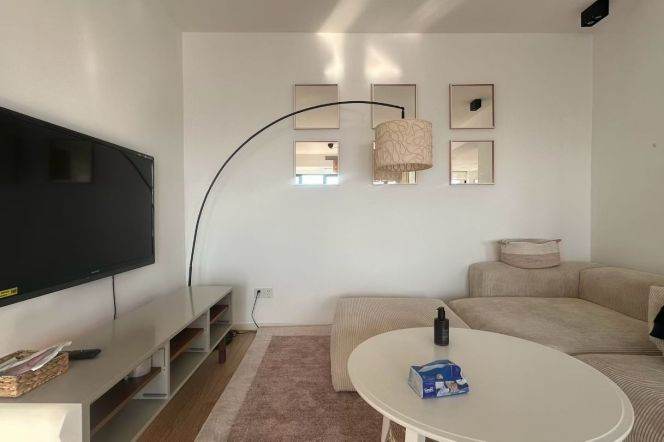 Floor to ceiling windows 2+1br with Heating/Balcony near Line 1/10/12 South Shanxi Road St.