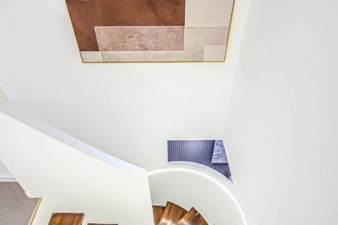 4 Brs, 3 Baths, 250 sqm with Private Yard @ Yaohong rd station L15