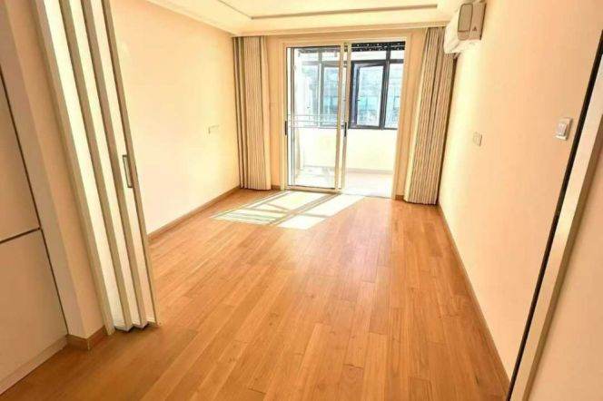 jiangsu rd new decoration 2BR/2baths@L2/11