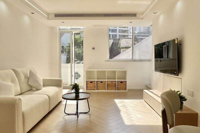 Nice 3Brm With A Big Terrace At Yuyuan Rd Near Line 2/11 Jiangsu Rd