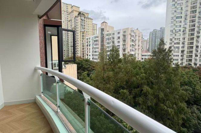 Changping Rd Station Elevator 3Br/2Bath with Open Balcony Line7