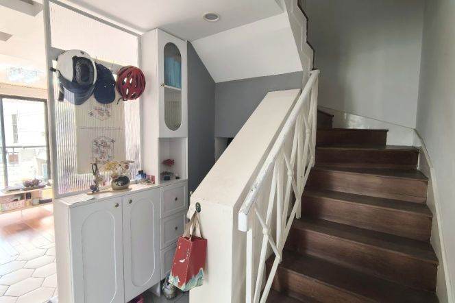 4 Brs, 2 Baths with Open Balcony, 160 sqm @ Jiashan rd station L9&12