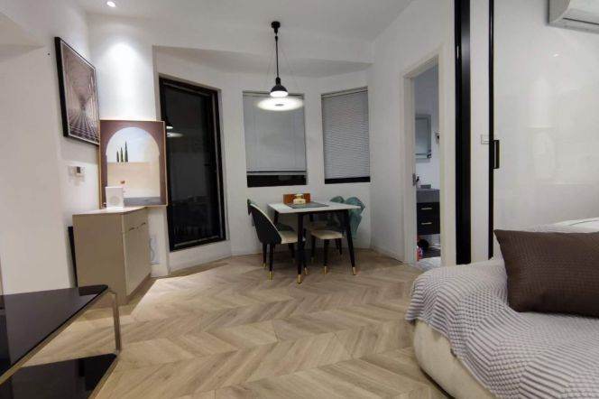 Nice floor heated 1+1br with garden near jiangsu rd station for long&short rent