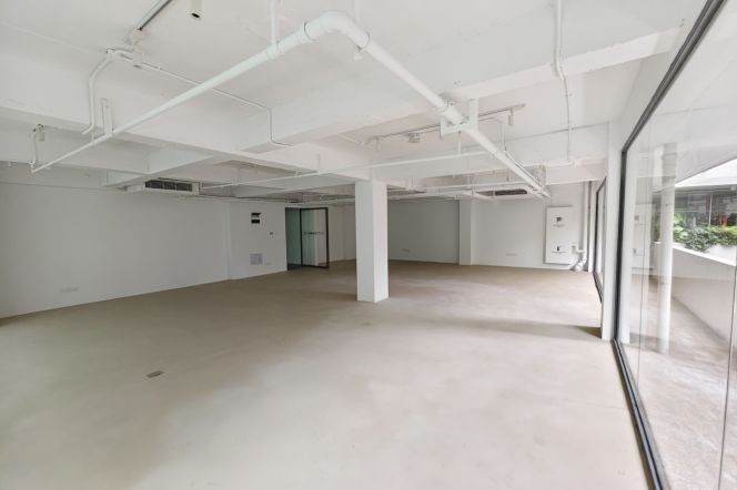 Bright office w/ Balcony nr Jing'An Temple