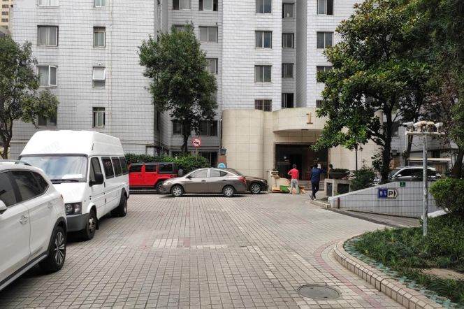 Morden 2brs with  balcony and floor heating belong to central Xintiandi