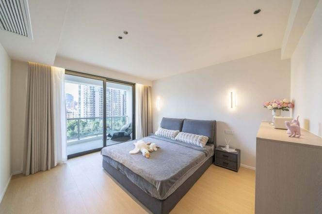 One Big Br with Open Balcony, Nice View, 140 sqm with Floor Heating @ Hanzhong Rd L13