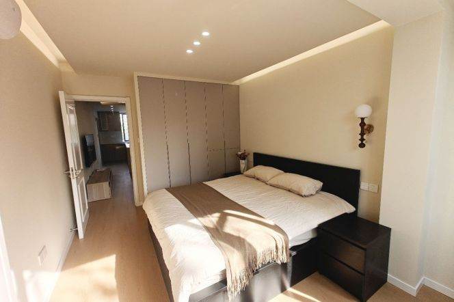 Jing'an Newly Renovated 1Br/2Lr/1Bt Close to L7 Changping Rd Station 