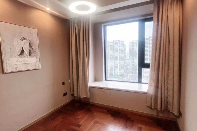 3 Brs, 2 Baths with Balcony, 160 sqm, New compound @ Linping rd Station L4
