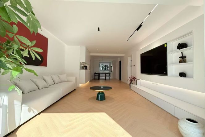 Subway Station Weining Road on L 2, Shuangnan, with extremely large floor-to-ceiling windows