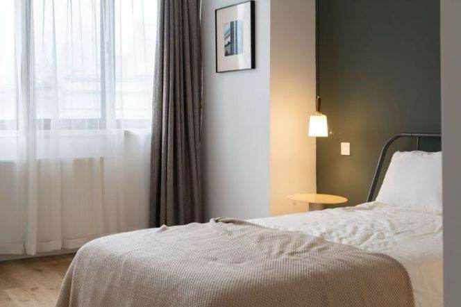 Wutong District, close to Xintiandi Revival Park. 2-bedroom, 2-bathroom. Monthly rent: 21.3K