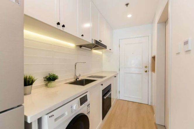 High-floor fully furnished 1Br w. Wall heating&C/A