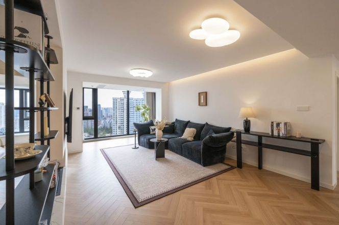 Spacious and bright 3Br/2bt@west yan'an rd 170sqm with ceiling to floor windows