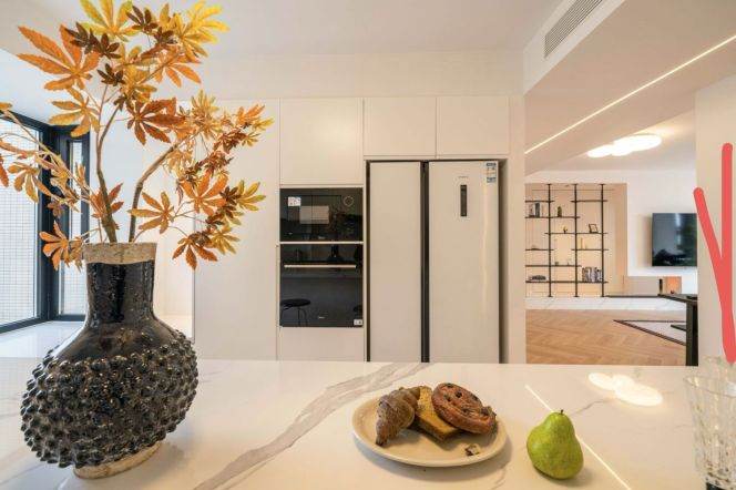 Spacious and bright 3Br/2bt@west yan'an rd 170sqm with ceiling to floor windows