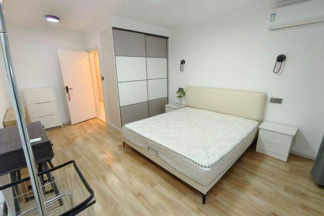 Spacious 1Br/2Lrs/1Bt apt nr Jiangsu rd,M2/11