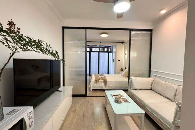 Cozy 1Br/1Lr/1Bt+Lovely Yard Close to L2/3/4 Zhongshan Park Station 