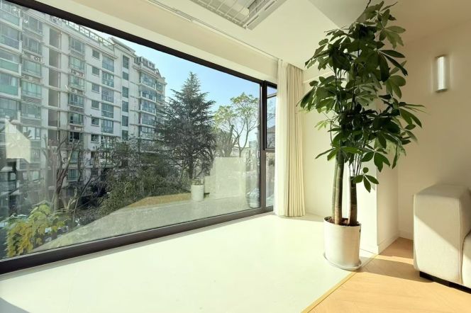 Subway Station Weining Road on L 2, Shuangnan, with extremely large floor-to-ceiling windows