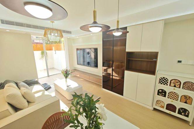 Newly Renovated Sunny 1Br/2Lr/1Bt+Lovely Yard Close to L2/15 Loushanguan Rd Station 