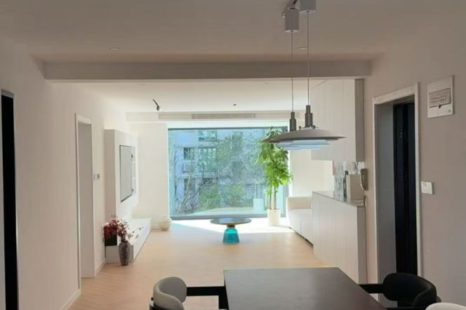 Subway Station Weining Road on L 2, Shuangnan, with extremely large floor-to-ceiling windows