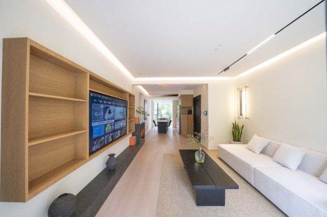 Open the window and enjoy the greenery. The large outdoor balcony. L 11-13, Longdu Rd Station.