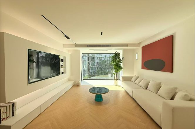 Subway Station Weining Road on L 2, Shuangnan, with extremely large floor-to-ceiling windows