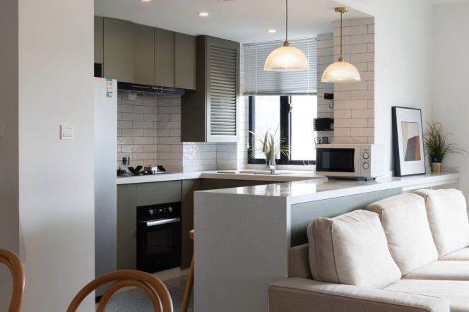 Wutong District, close to Xintiandi Revival Park. 2-bedroom, 2-bathroom. Monthly rent: 21.3K