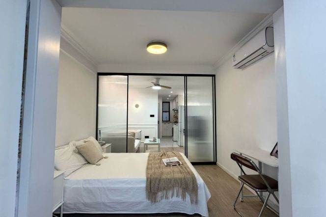 Cozy 1Br/1Lr/1Bt+Lovely Yard Close to L2/3/4 Zhongshan Park Station 