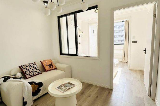 Cozy 1 br on WuYi Rd , near ZhongShan Park easy  to L3/4 West Yan'an Rd St.