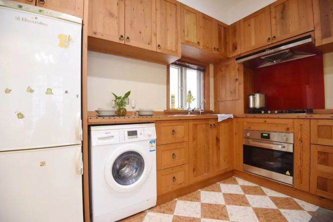 Classic High-ceiling Apt close to Jing'an Temple