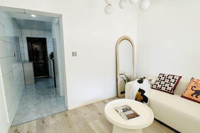 Cozy 1 br on WuYi Rd , near ZhongShan Park easy  to L3/4 West Yan'an Rd St.