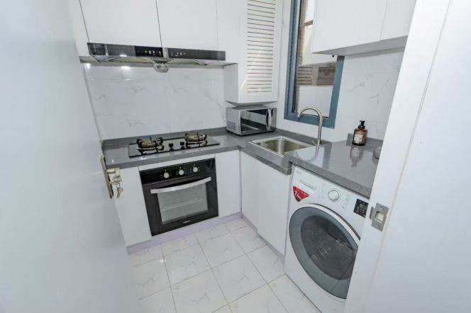 Beautiful 1br next to Nanjing Rd,quiet,high ceiling