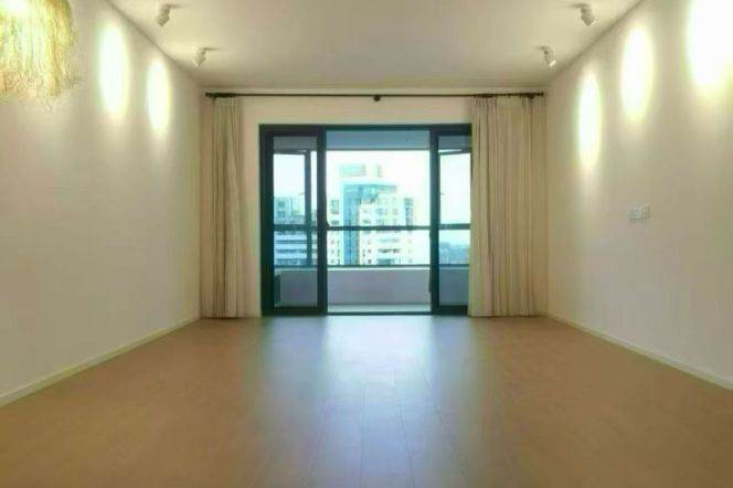 3 Brs, 2 Baths with Open balcony, 180 sqm @ Loushanguan metro L2
