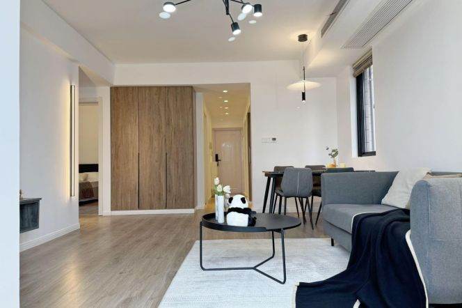 Modern 2 br in Jing'an .easy to L 7 ChangPing Rd st.