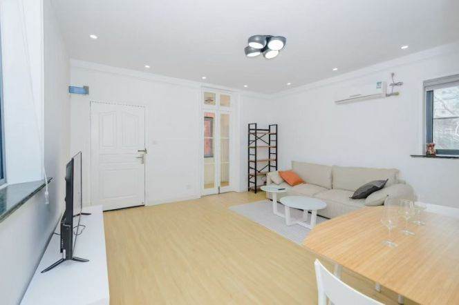 Beautiful 1br next to Nanjing Rd,quiet,high ceiling