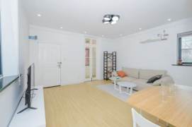 Beautiful 1br next to Nanjing Rd,quiet,high ceiling