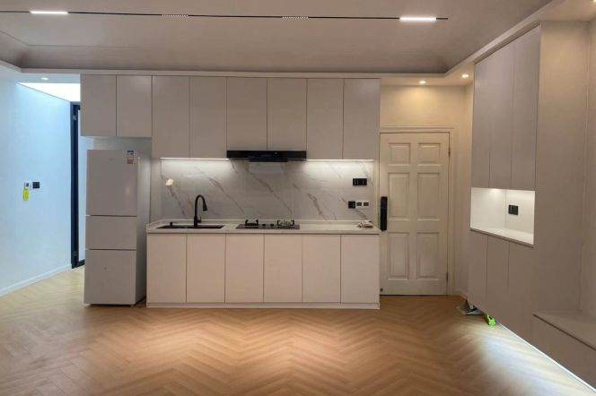 Spacious 1Br w. wall heating Huaihai M Rd