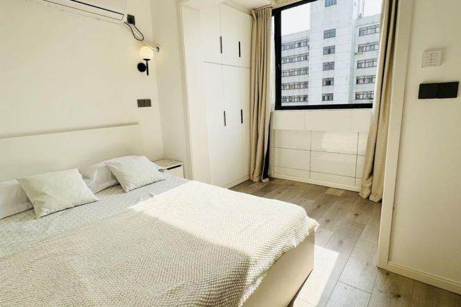 Cozy 1 br on WuYi Rd , near ZhongShan Park easy  to L3/4 West Yan'an Rd St.