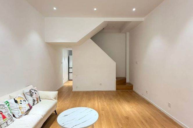 Newly Renovated Townhouse 5BR 3BA 200m² Next to IAPM