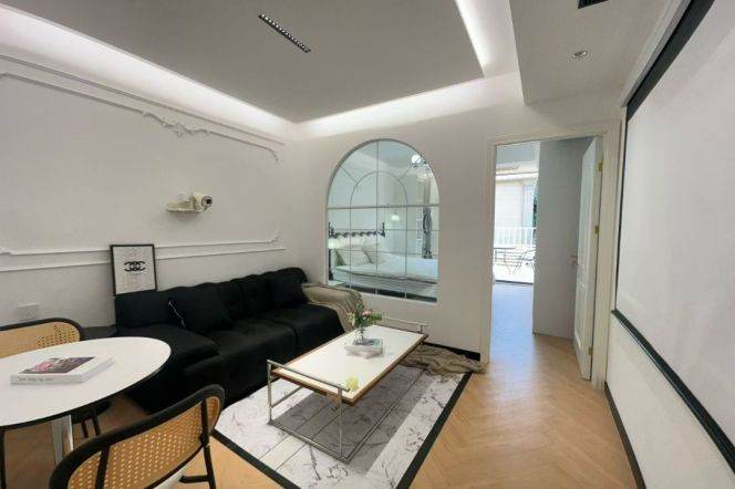 Newly Renovated 1Br/2Lr/1Bt+Lovely Patio@L2/7/14 Jing’an Temple Station