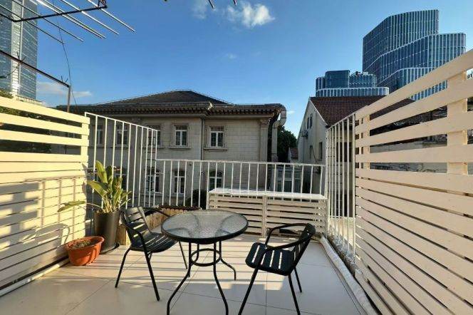 Newly Renovated 1Br/2Lr/1Bt+Lovely Patio@L2/7/14 Jing’an Temple Station