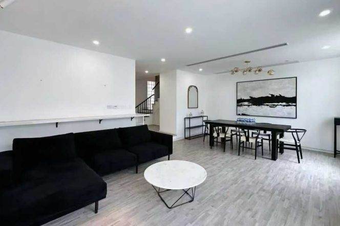 Spacious and bright 4Br/3bt@hanzhong rd nr west nanjing rd 200sqm 