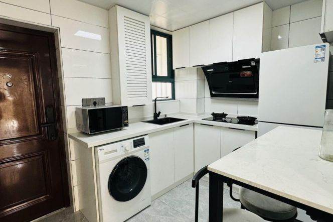 Cozy 1 br on WuYi Rd , near ZhongShan Park easy  to L3/4 West Yan'an Rd St.