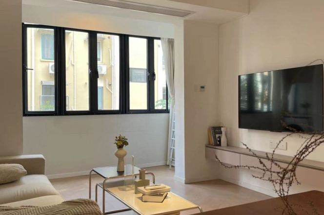 Bright&Spacious 1Bdr 1Bath Apt+L2/3/4 Zhong Shan Park+Large Covered Balcony+3F Walk Up