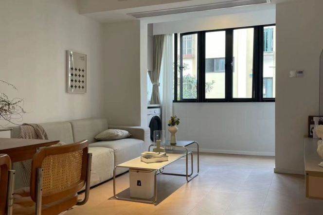 Bright&Spacious 1Bdr 1Bath Apt+L2/3/4 Zhong Shan Park+Large Covered Balcony+3F Walk Up